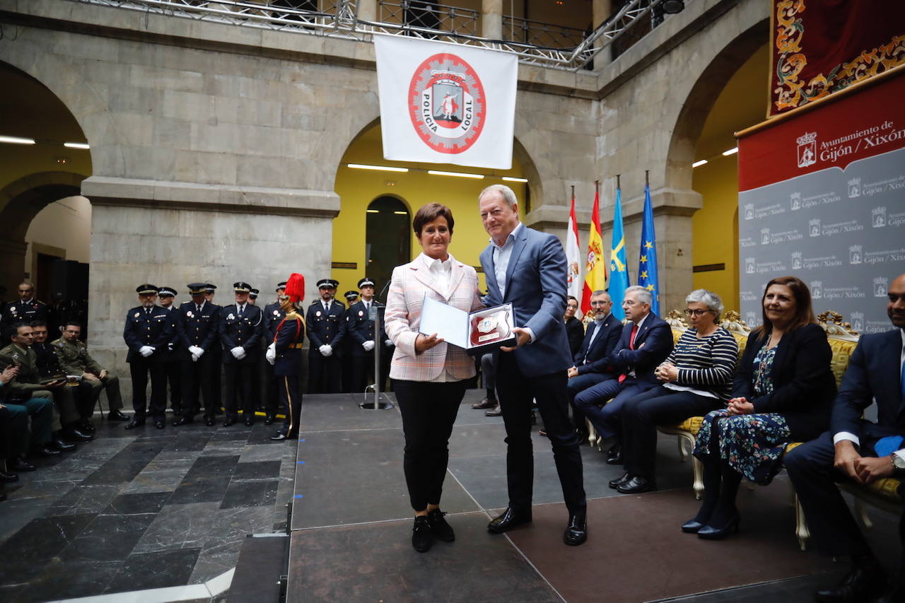 En el acto conmemorativo celebrado en el Antiguo Instituto se ha dinstiguido a los agentes más destacados y a las instituciones que han colaborado con el cuerpo. 