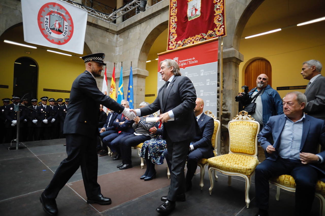 En el acto conmemorativo celebrado en el Antiguo Instituto se ha dinstiguido a los agentes más destacados y a las instituciones que han colaborado con el cuerpo. 