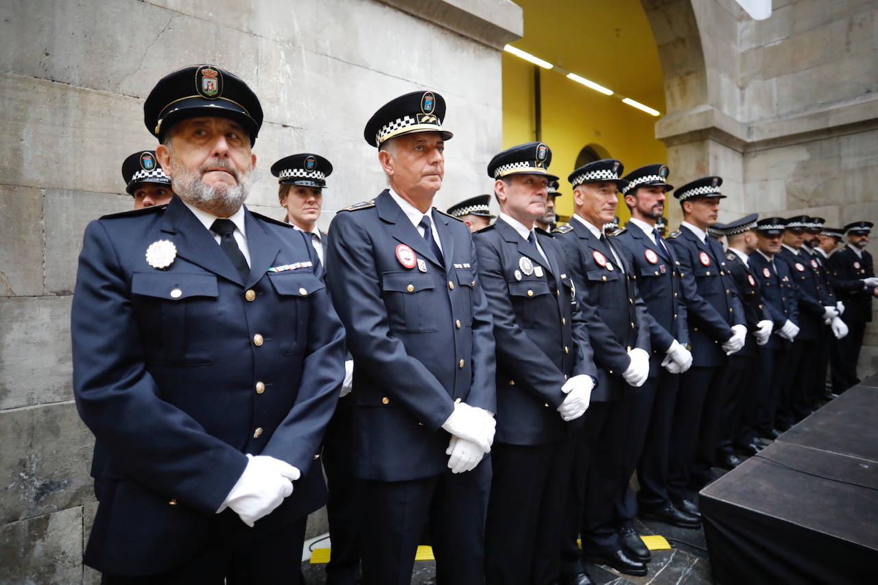 En el acto conmemorativo celebrado en el Antiguo Instituto se ha dinstiguido a los agentes más destacados y a las instituciones que han colaborado con el cuerpo. 