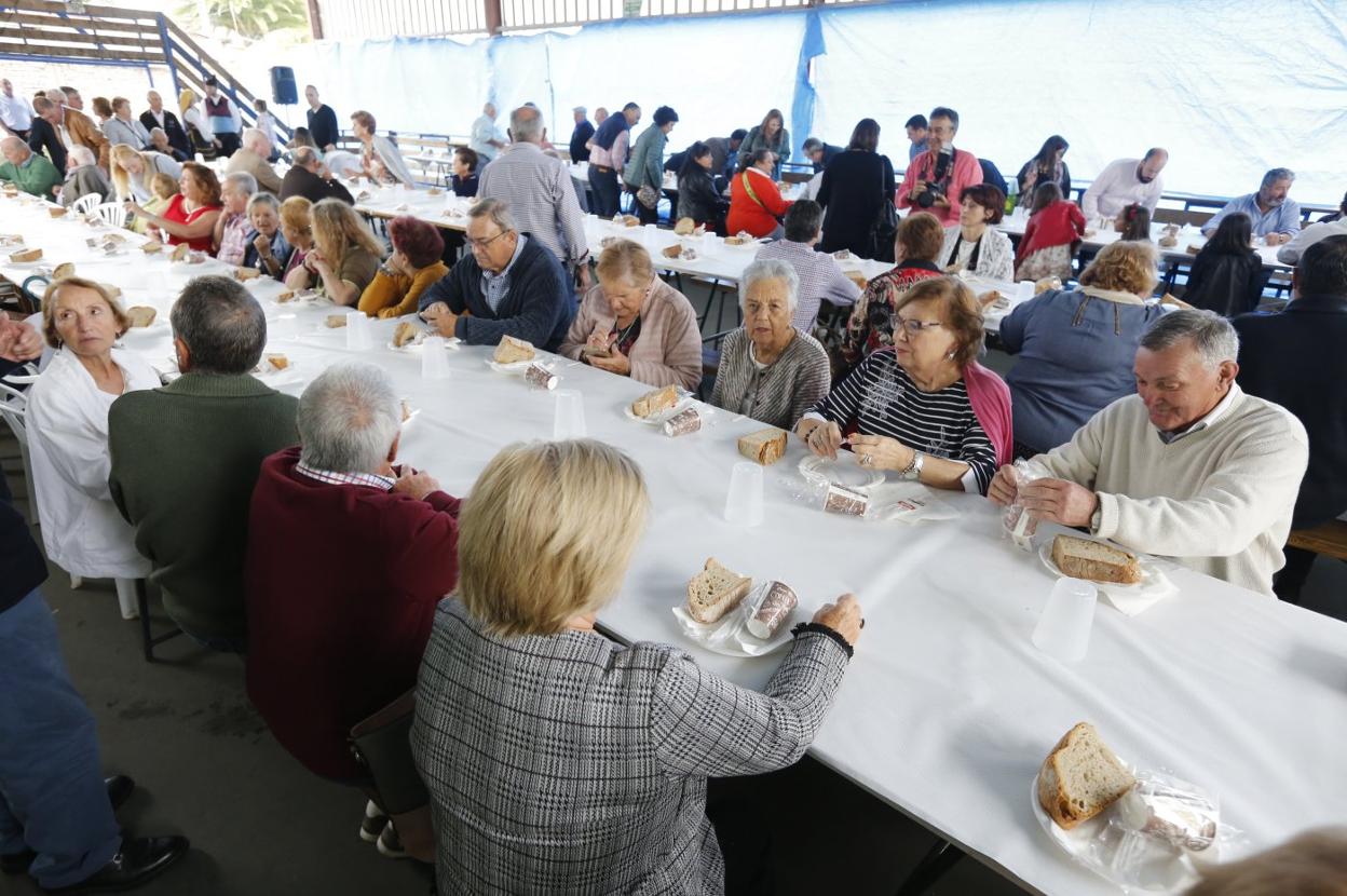 Vecinos de Porceyo poco antes de comer el pulpo. :: JORGE PETEIRO