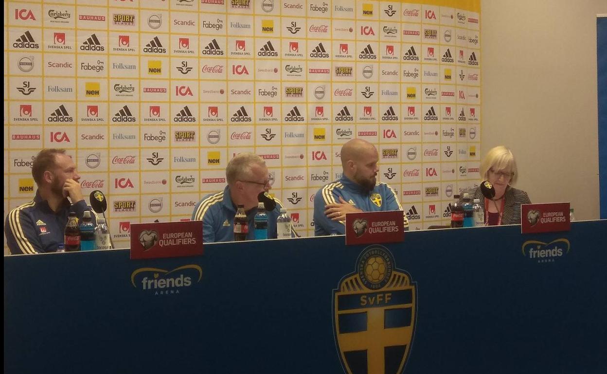 El seleccionador sueco Jan Andersson (segundo por la izquierda), durante su comparecencia oficial previa al choque ante España.