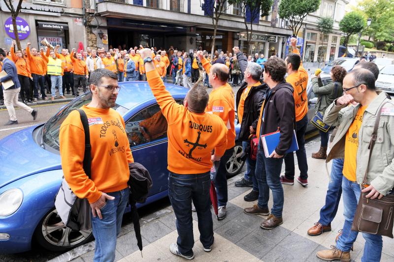 Trabajadores de Vesuvius se han concentrado frente a la sede del Sasec, donde se ha reunido la mesa de negociacion para abordar la aplicación del ERE que amenaza el empleo de 111 personas y el futuro de la planta de Langreo.