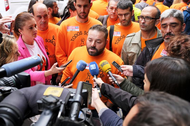 Trabajadores de Vesuvius se han concentrado frente a la sede del Sasec, donde se ha reunido la mesa de negociacion para abordar la aplicación del ERE que amenaza el empleo de 111 personas y el futuro de la planta de Langreo.