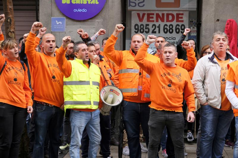 Trabajadores de Vesuvius se han concentrado frente a la sede del Sasec, donde se ha reunido la mesa de negociacion para abordar la aplicación del ERE que amenaza el empleo de 111 personas y el futuro de la planta de Langreo.