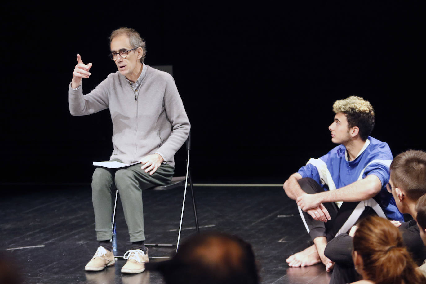 La Escuela Superior de Arte Dramático de Asturias, en Gijón, ha acogido este martes una masterclass de uno de los discípulos españoles de Peter Brook, César Sarachu. Este lunes hacía lo propio el actor Antonio Gil a alumnos de Arte Dramático.