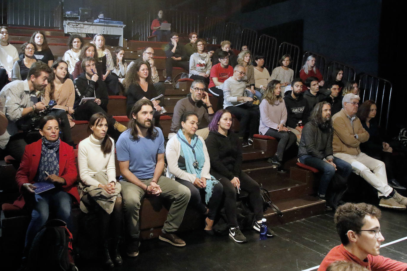 La Escuela Superior de Arte Dramático de Asturias, en Gijón, ha acogido este martes una masterclass de uno de los discípulos españoles de Peter Brook, César Sarachu. Este lunes hacía lo propio el actor Antonio Gil a alumnos de Arte Dramático.