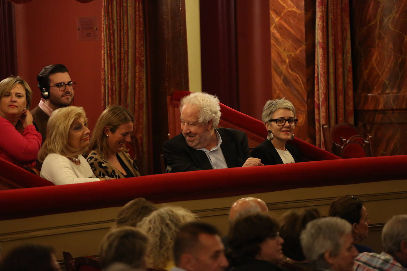 Considerado como el mejor director teatral del siglo XX, Peter Brook ha compartido un encuentro con el público en un acto moderado por el actor Antonio Gil, que se ha desarrollado en el Teatro Palacio Valdés de Avilés.