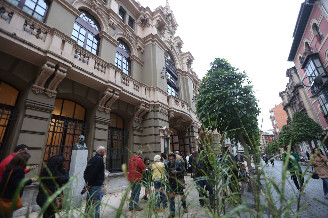 Considerado como el mejor director teatral del siglo XX, Peter Brook ha compartido un encuentro con el público en un acto moderado por el actor Antonio Gil, que se ha desarrollado en el Teatro Palacio Valdés de Avilés.