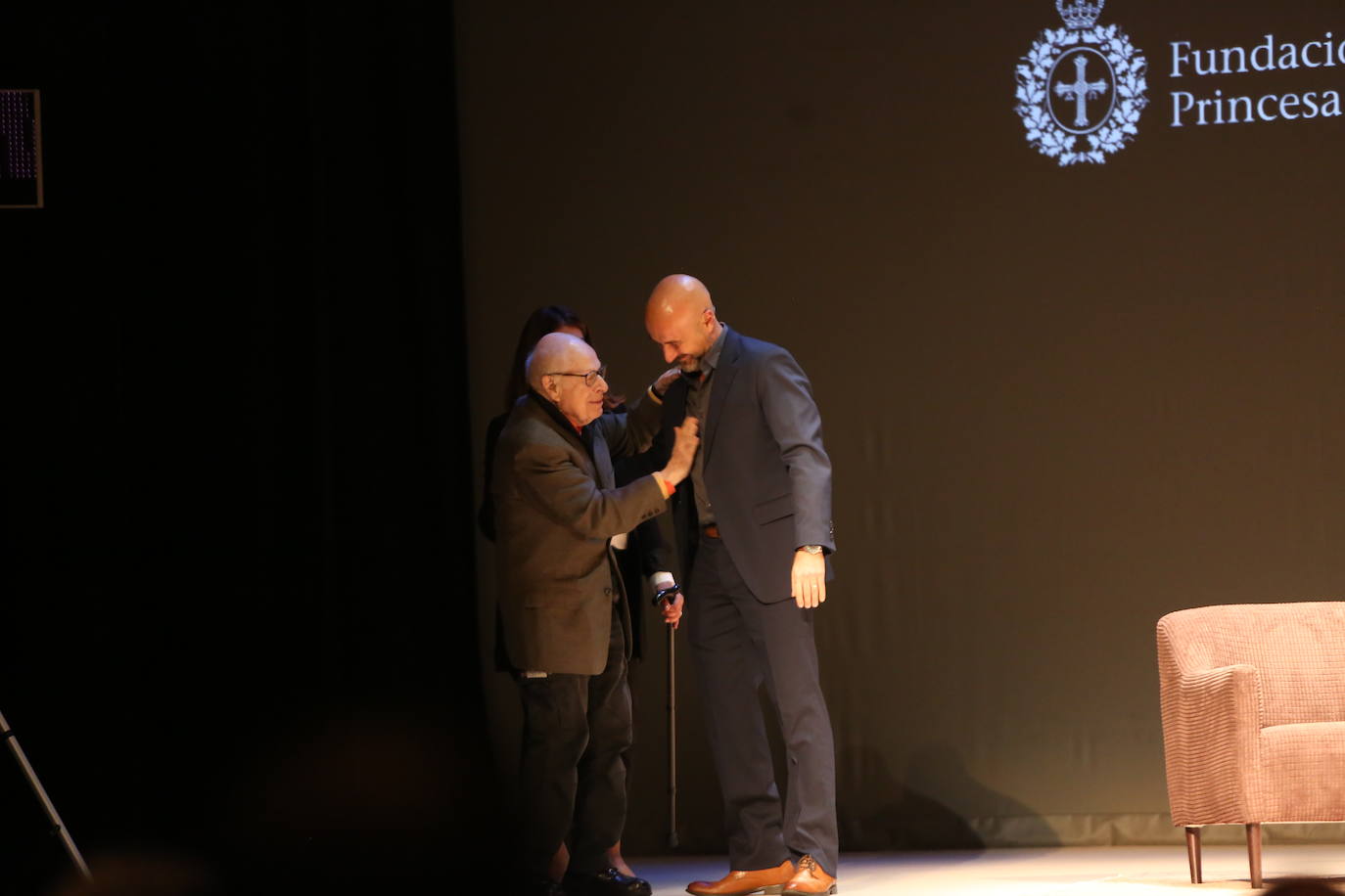 Considerado como el mejor director teatral del siglo XX, Peter Brook ha compartido un encuentro con el público en un acto moderado por el actor Antonio Gil, que se ha desarrollado en el Teatro Palacio Valdés de Avilés.