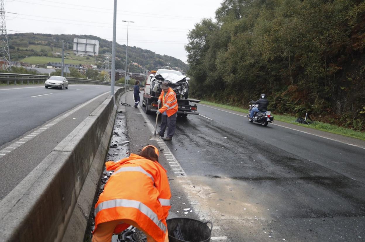 Limpieza de la vía ante uno de los coches accidentados. 