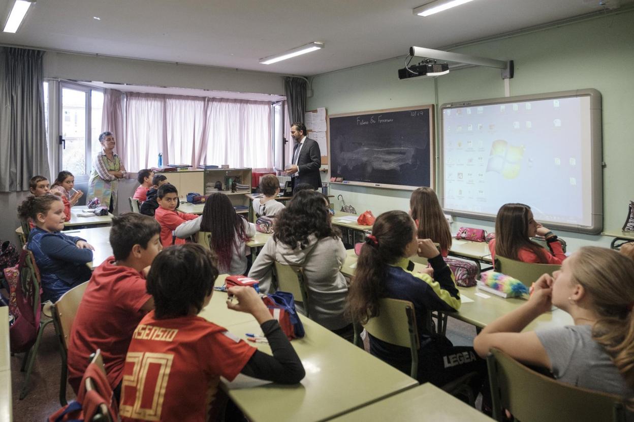 Los alumnos de sexto A del colegio Julián Gómez Elisburu escuchan a Inaciu Iglesias. 