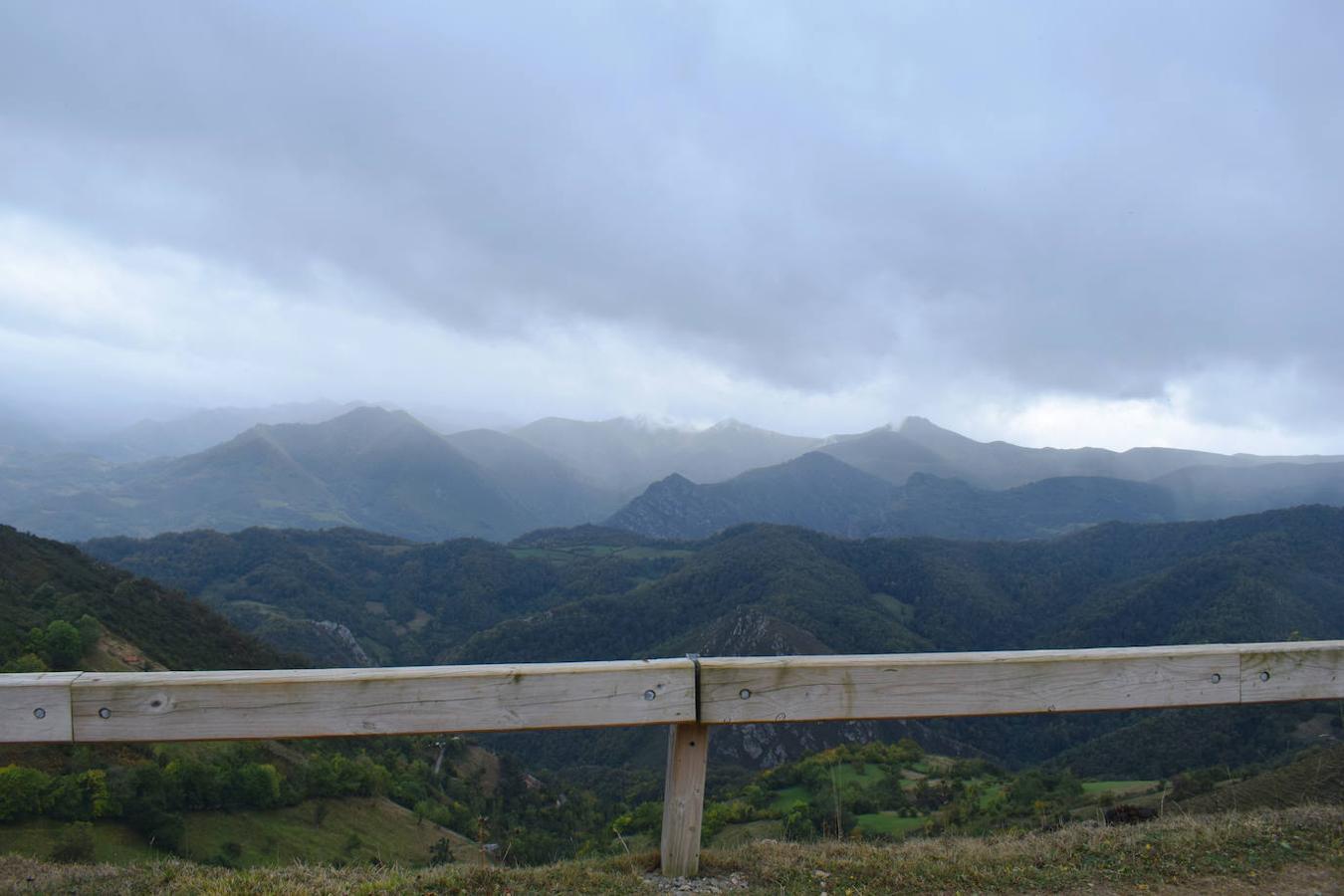 La ruta de las Brañas de Vicenturio y Cueiro es una ruta circular que nos conducirá por las grandes praderías en las que tradicionalmente los pastores dejaban el ganado durante todo el verano. Pasearemos por esta ruta foto a foto y por las partes más destacadas de su recorrido.