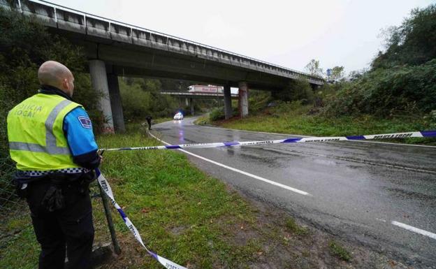 Imagen. Un accidente destroza parte de la protección del puente de la A-8 en Llanes 