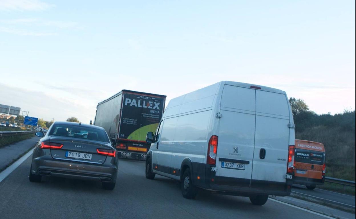 Retenciones kilométricas en la A-66 por dos accidentes