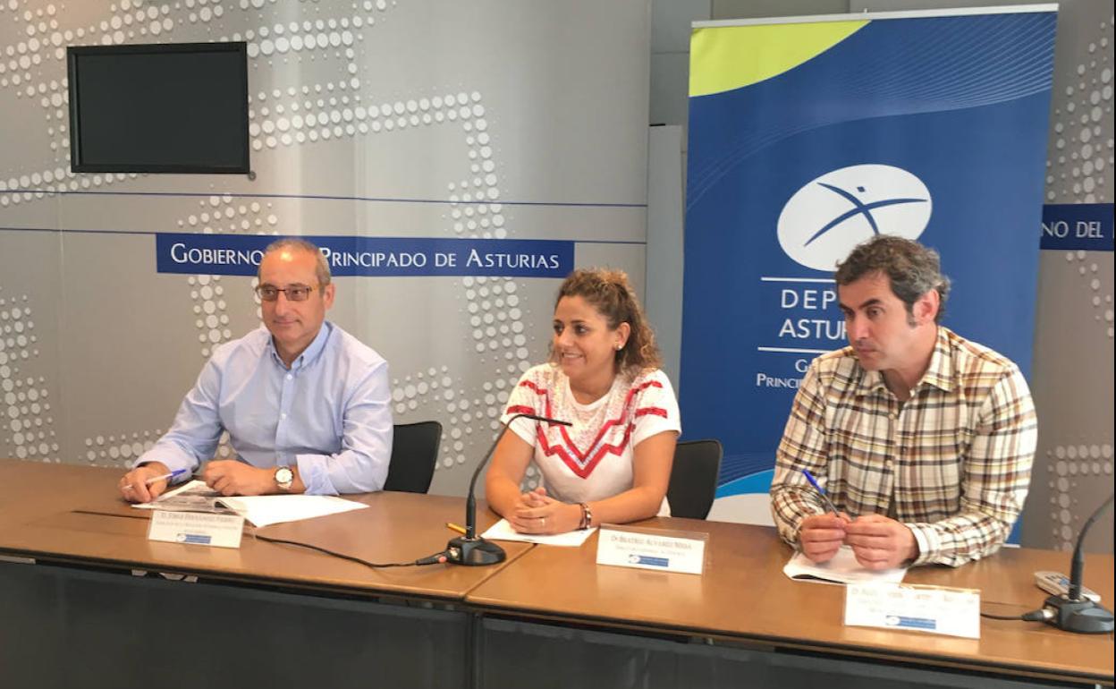 Jorge Fernández Fierro, director de Fuentes, la directora general de Deporte, Beatriz Álvarez Mesa y el director de Valgrande, Javier Martínez Iglesias.