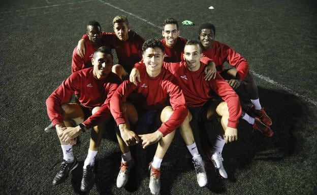 Medori, Ricky Vaca, Pibe, Tolu, Luca Wílmer y Ousmane Traoré, futbolistas de L'Entregu. 