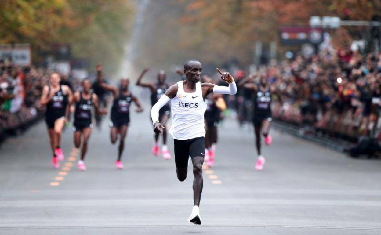 Kipchoge a escasos metros de la meta.