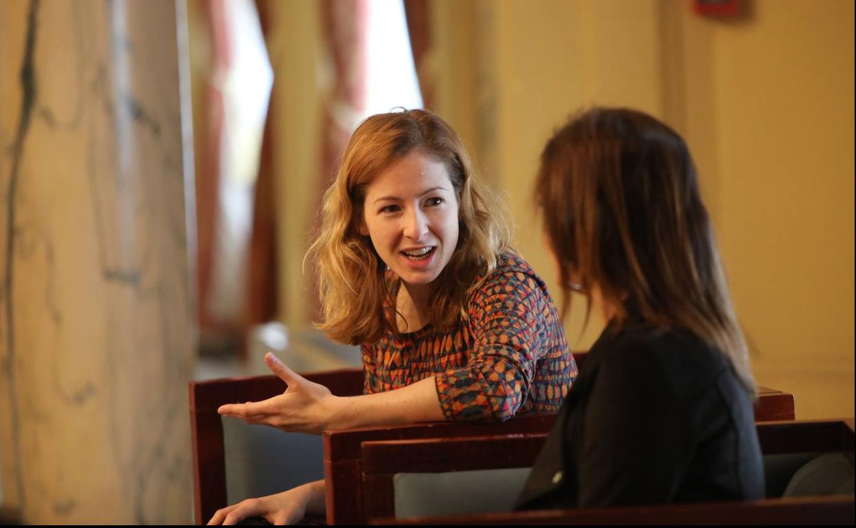 La dramaturga Ximena Vera con la concejala de Cultura, Yolanda Alonso. 