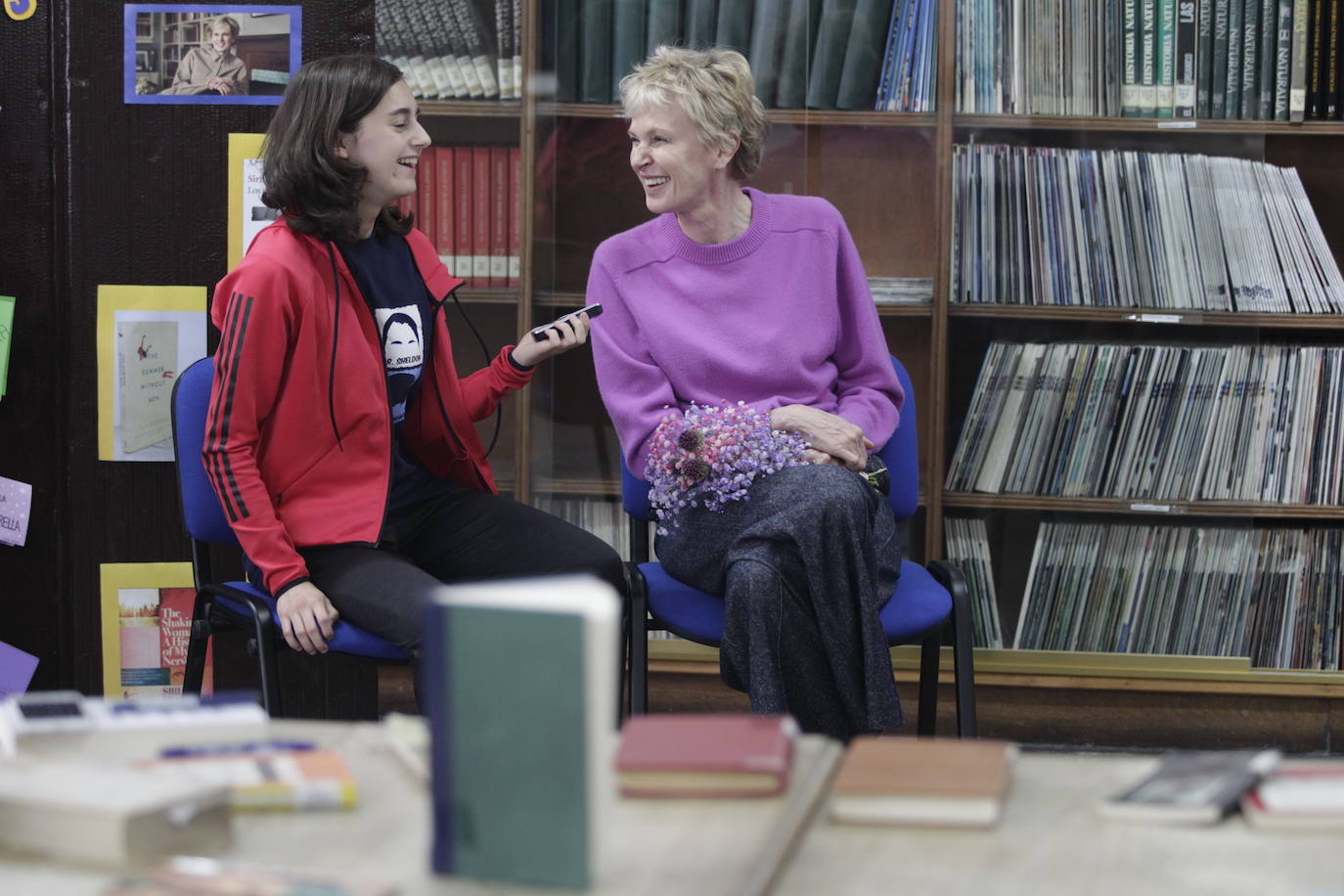 Siri Hustvedt mantiene un encuentro con estudiantes en el IES Alfonso II de Oviedo