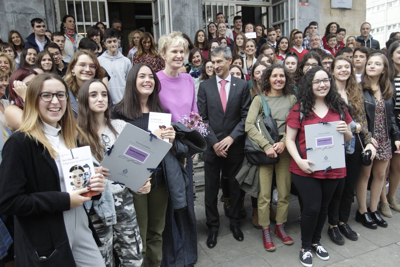 Siri Hustvedt mantiene un encuentro con estudiantes en el IES Alfonso II de Oviedo