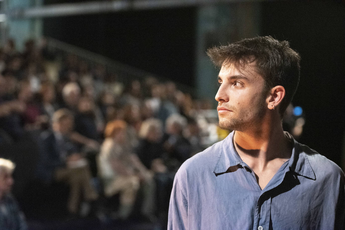 Alumnos de artes escénicas de diferentes puntos de España han ofrecido una representación al Premio Princesa de Asturias de las Artes en la Antigua Fábrica de Armas de Oviedo.