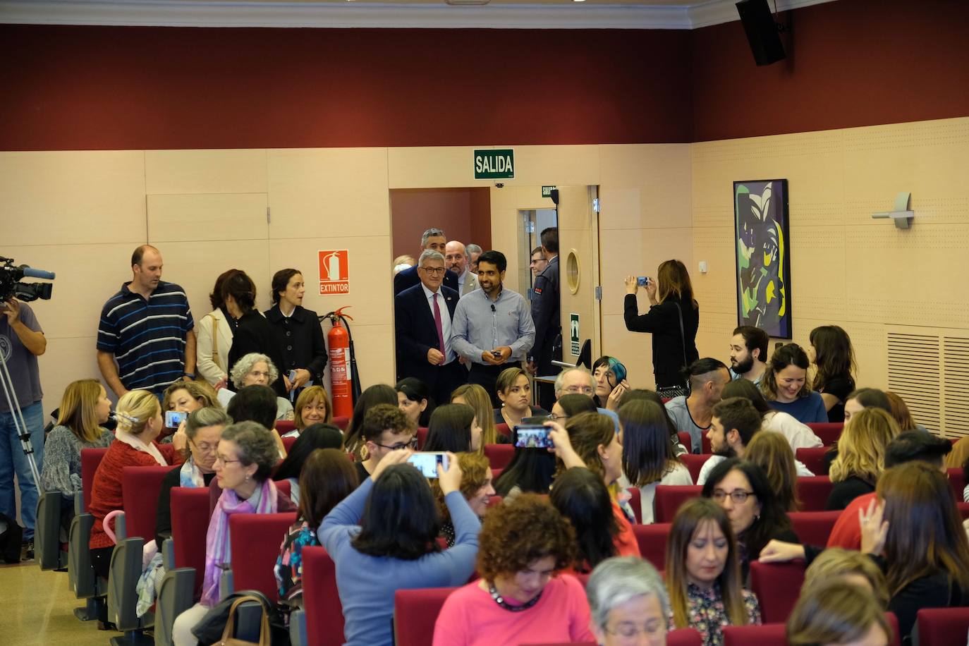 El matemático e ingeniero Salman Khan, Premio Princesa de Asturias de Cooperación Internacional, se ha reunido con alumnos y docentes de magisterio y pedagogía en la Facultad de Formación del Profesorado.