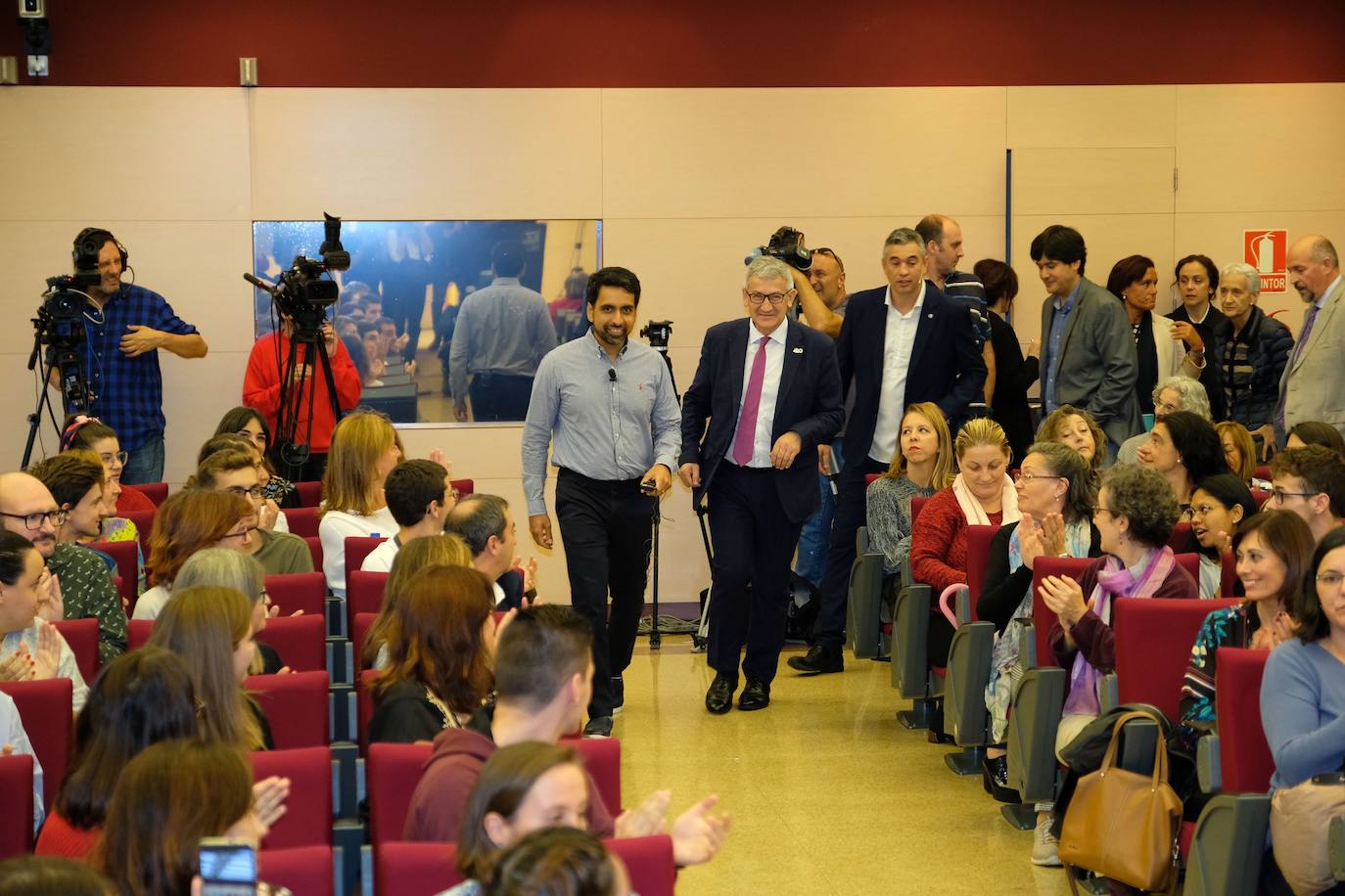 El matemático e ingeniero Salman Khan, Premio Princesa de Asturias de Cooperación Internacional, se ha reunido con alumnos y docentes de magisterio y pedagogía en la Facultad de Formación del Profesorado.