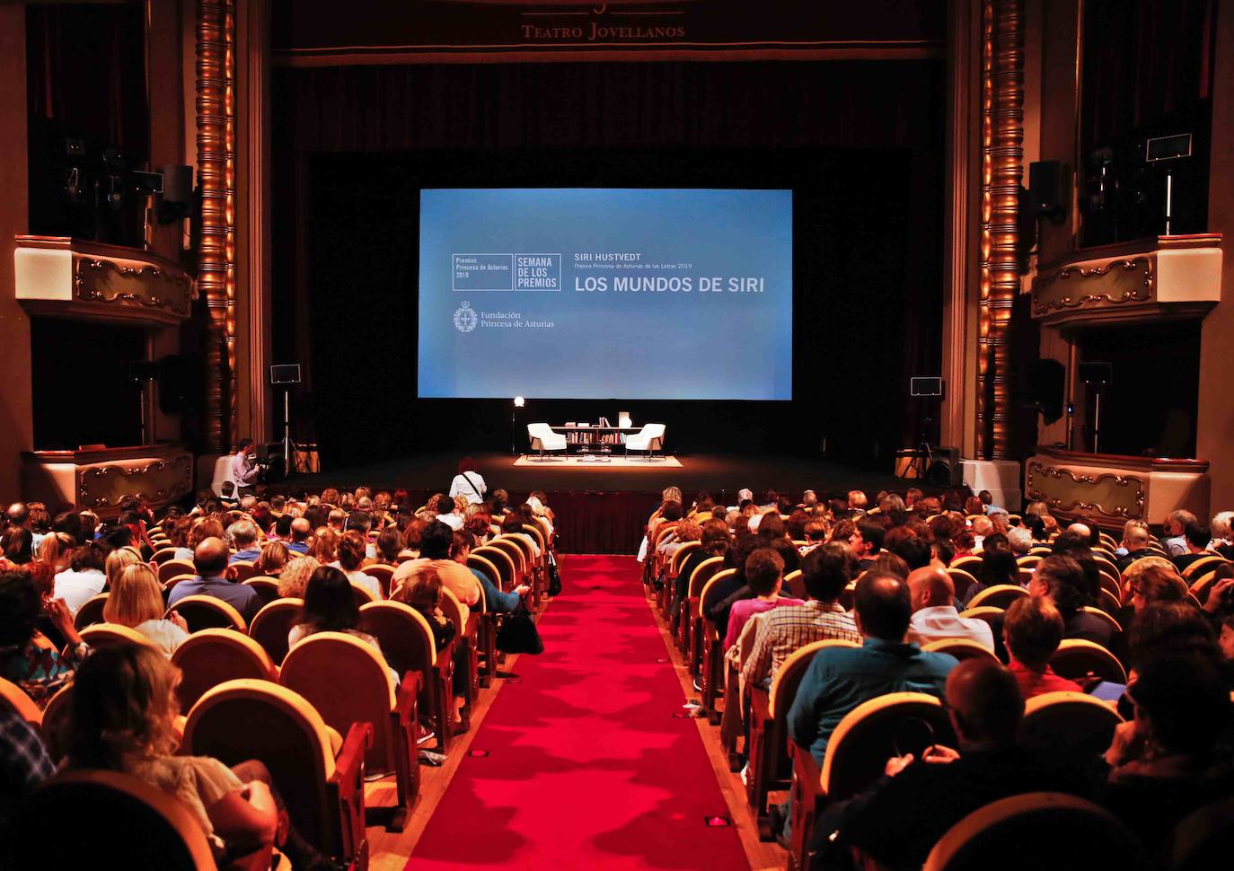 La Premio Princesa de las Letras, la escritora Siri Hustvedt, mantuvo este miércoles un encuentro en el Jovellanos con sus seguidores. 