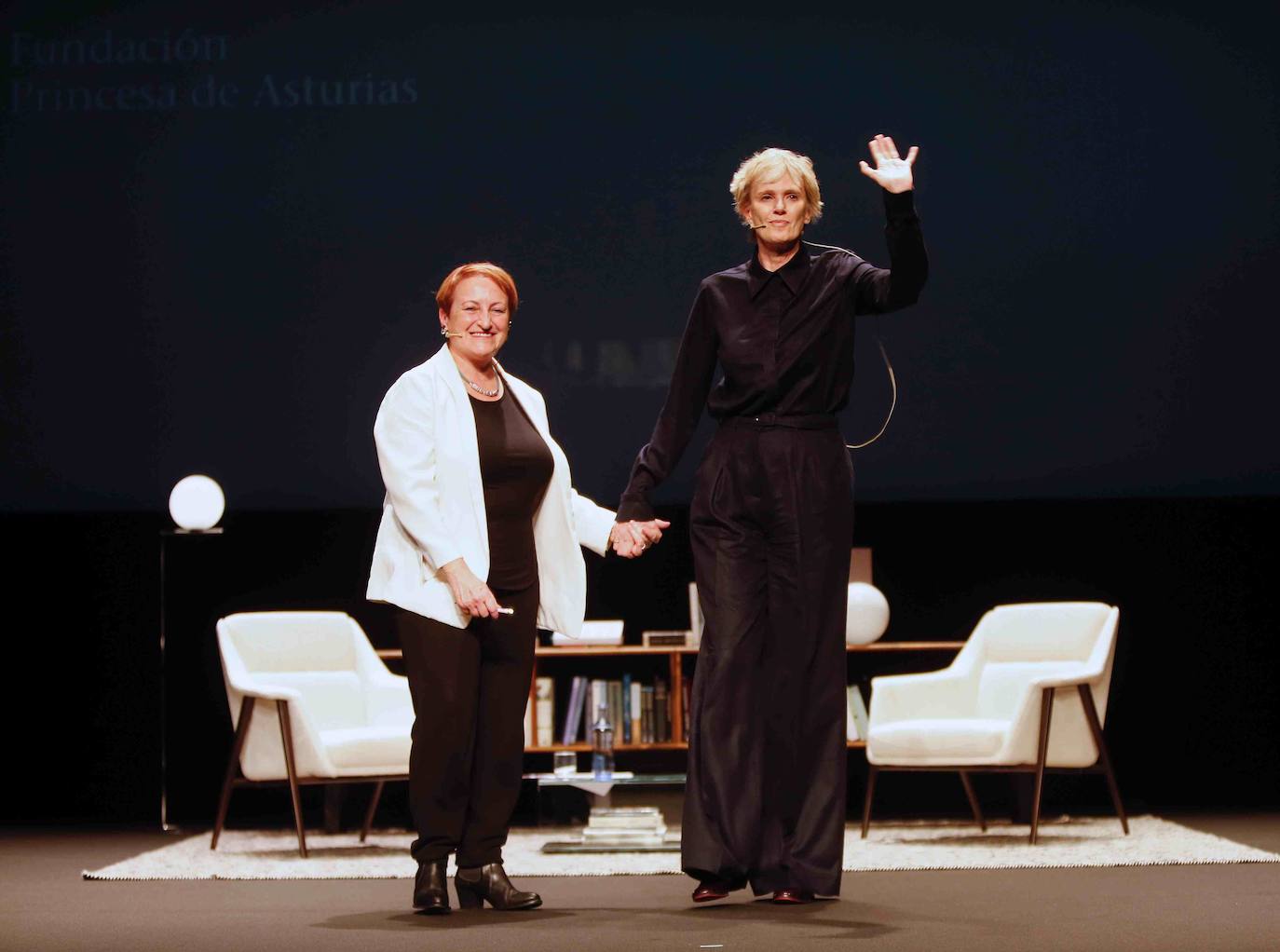 La Premio Princesa de las Letras, la escritora Siri Hustvedt, mantuvo este miércoles un encuentro en el Jovellanos con sus seguidores. 