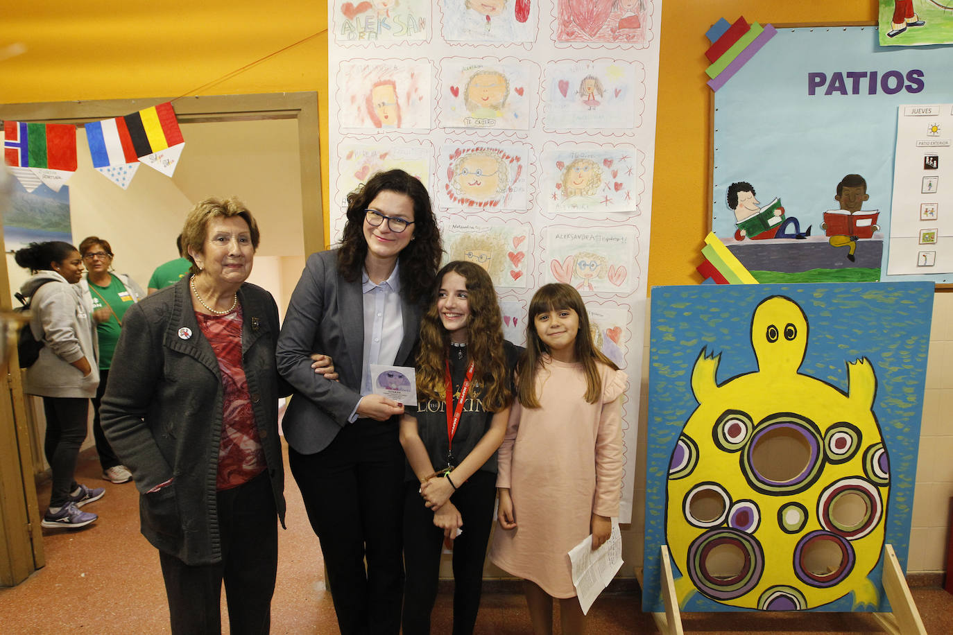 La alcaldesa de la ciudad de Gdansk, Premio Princesa de la Concordia, asistió, este jueves, a un encunetro con escolares de toda Asturias en el colegio Miguel de Cervantes. Al acto acudió además la alcaldesa de Gijón, Ana González.