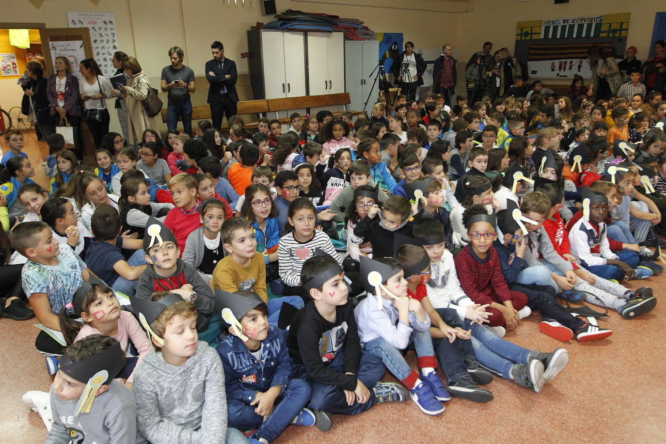 La alcaldesa de la ciudad de Gdansk, Premio Princesa de la Concordia, asistió, este jueves, a un encunetro con escolares de toda Asturias en el colegio Miguel de Cervantes. Al acto acudió además la alcaldesa de Gijón, Ana González.