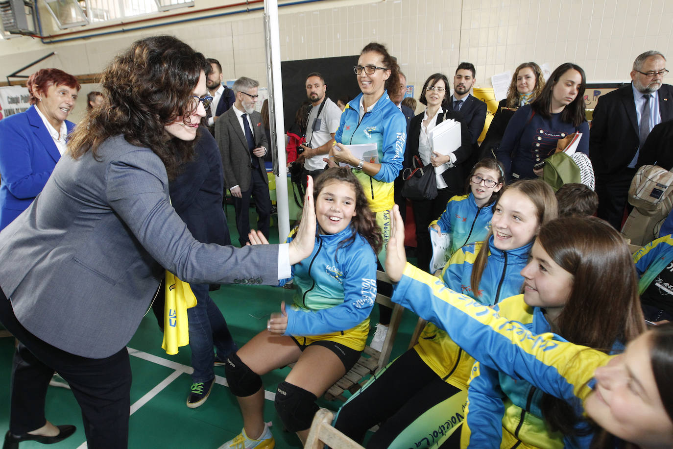 La alcaldesa de la ciudad de Gdansk, Premio Princesa de la Concordia, asistió, este jueves, a un encunetro con escolares de toda Asturias en el colegio Miguel de Cervantes. Al acto acudió además la alcaldesa de Gijón, Ana González.