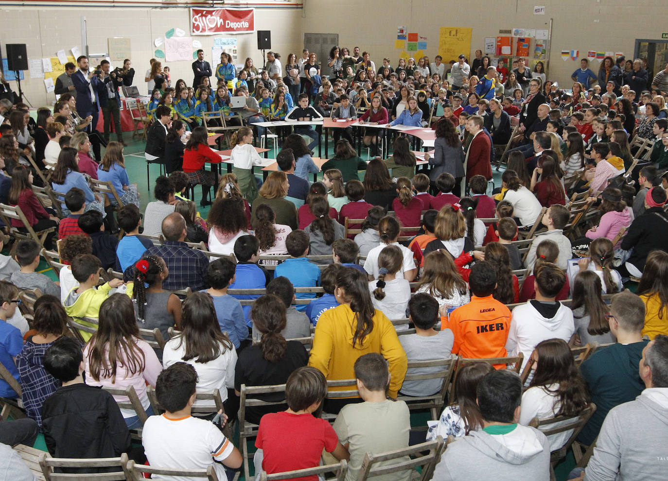 La alcaldesa de la ciudad de Gdansk, Premio Princesa de la Concordia, asistió, este jueves, a un encunetro con escolares de toda Asturias en el colegio Miguel de Cervantes. Al acto acudió además la alcaldesa de Gijón, Ana González.