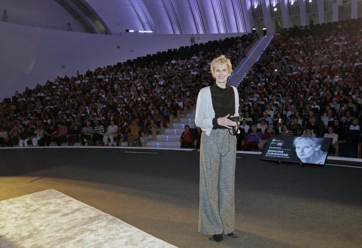 La escritora Siri Hustvedt con los más de 1.400 lectores que ayer abarrotaron el Palacio de Congresos y Exposiciones Ciudad de Oviedo. 