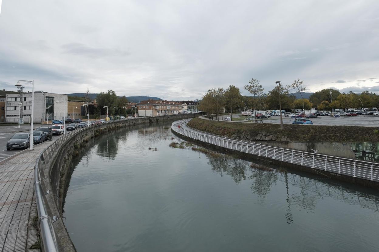 Cauce del río Piles a la altura del Palacio de Deportes. 