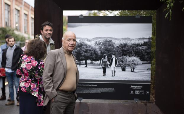 Alejandro Portes, Premio Princesa de Asturias de Ciencias Sociales 2019, visita la exposición de La Fábrica en Oviedo. 