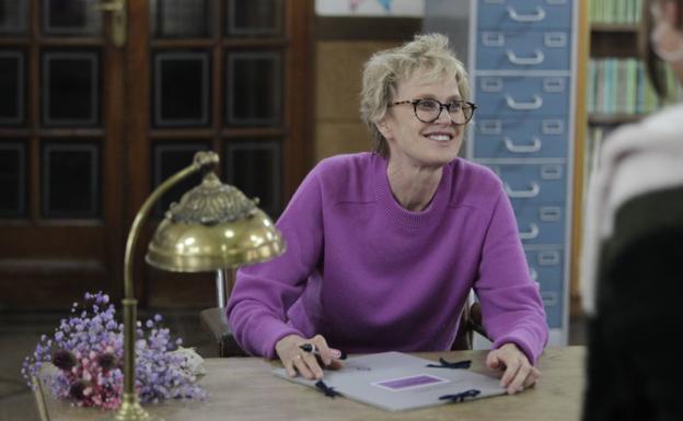 Imagen. Siri Hustvedt mantiene un encuentro con estudiantes en el IES Alfonso II de Oviedo