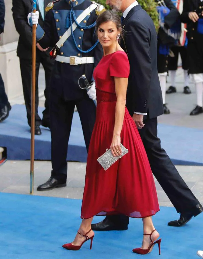 En 2019 la Reina Letizia confió una vez más en la firma española Felipe Varela con un vestido de color borgoña para asistir a los premios Princesa de Asturias.