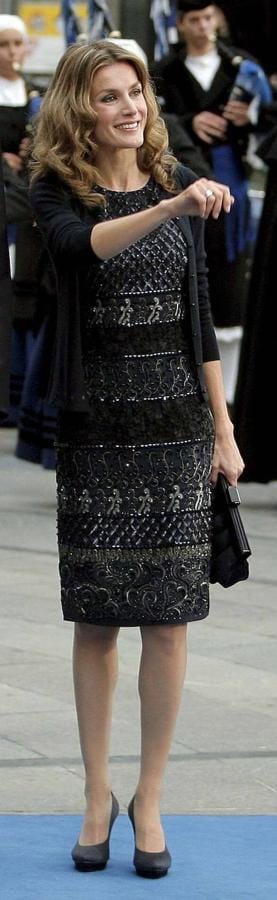 En 2009 Letizia dejó sin palabras con este look en el que combinó, un nuevo diseño de vestido creado por Varela en tonos azules y negros repleto de detalles de pedrería bordados, con una de las prendas más cotidianas del armario: una chaqueta básica de punto.