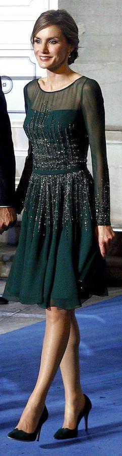 Vestido verde con diseño de seda vaporoso, detalle semitransparente en la parte superior, cintura ajustada y bordado de cristal jade, así fue el look elegido por Letizia para triunfar en 2013. 