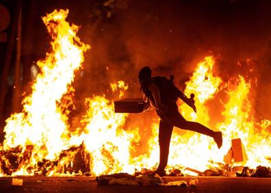 Imagen secundaria 1 - Imágenes de las protestas de la madrugada de este miércoles en Barcelona.