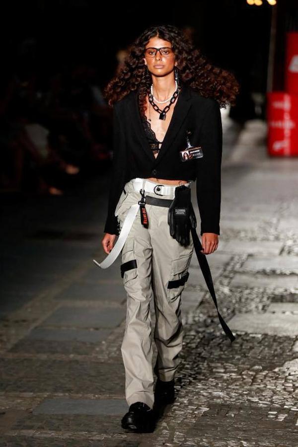 La 48ª semana de la moda de Sao Paulo ha dado el pistoletazo de salida con uno de sus desfiles más reivindicativos, en el que ha triunfado la moda vaquera, las prendas sobrepuestas, la mezcla de lo moderno, lo clásico, sport y lo atrevido. Pero sobre todo, la reivindicación por una moda sostenible y respetuosa con el medio ambiente