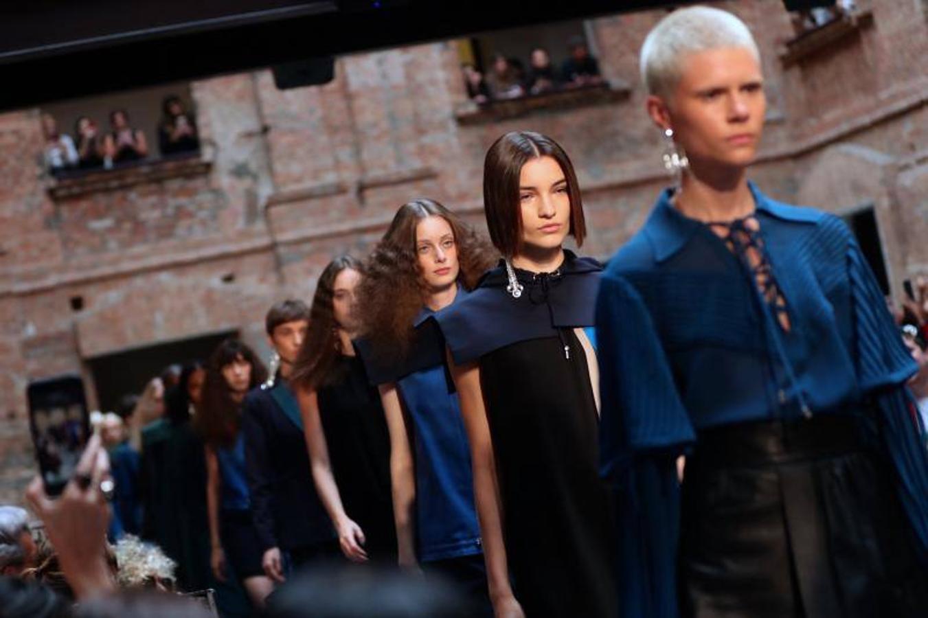 La 48ª semana de la moda de Sao Paulo ha dado el pistoletazo de salida con uno de sus desfiles más reivindicativos, en el que ha triunfado la moda vaquera, las prendas sobrepuestas, la mezcla de lo moderno, lo clásico, sport y lo atrevido. Pero sobre todo, la reivindicación por una moda sostenible y respetuosa con el medio ambiente