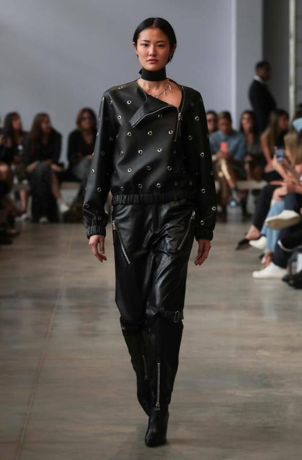 La 48ª semana de la moda de Sao Paulo ha dado el pistoletazo de salida con uno de sus desfiles más reivindicativos, en el que ha triunfado la moda vaquera, las prendas sobrepuestas, la mezcla de lo moderno, lo clásico, sport y lo atrevido. Pero sobre todo, la reivindicación por una moda sostenible y respetuosa con el medio ambiente