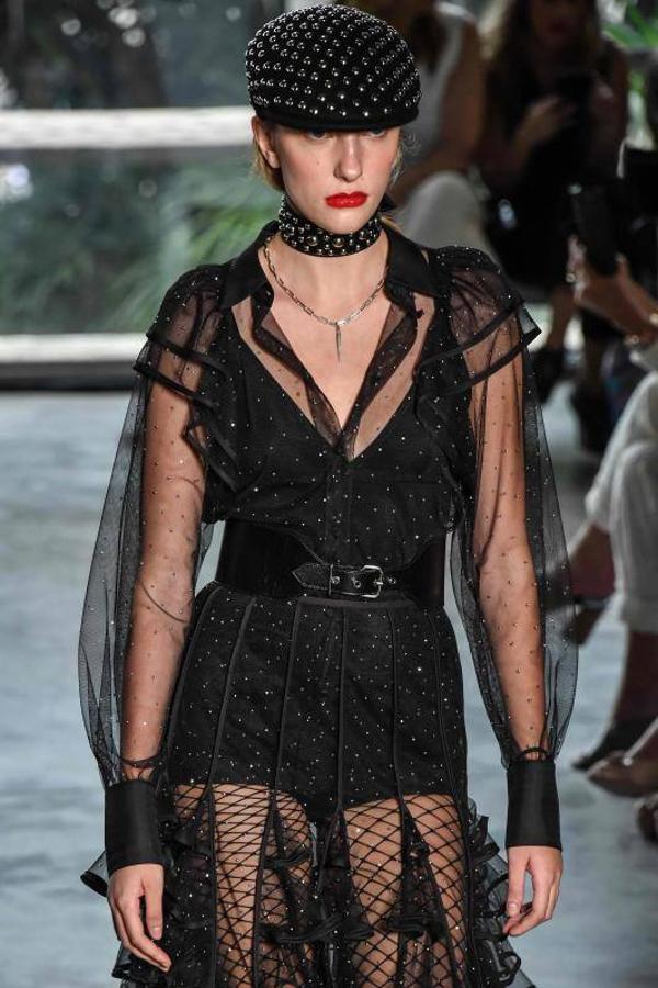 La 48ª semana de la moda de Sao Paulo ha dado el pistoletazo de salida con uno de sus desfiles más reivindicativos, en el que ha triunfado la moda vaquera, las prendas sobrepuestas, la mezcla de lo moderno, lo clásico, sport y lo atrevido. Pero sobre todo, la reivindicación por una moda sostenible y respetuosa con el medio ambiente