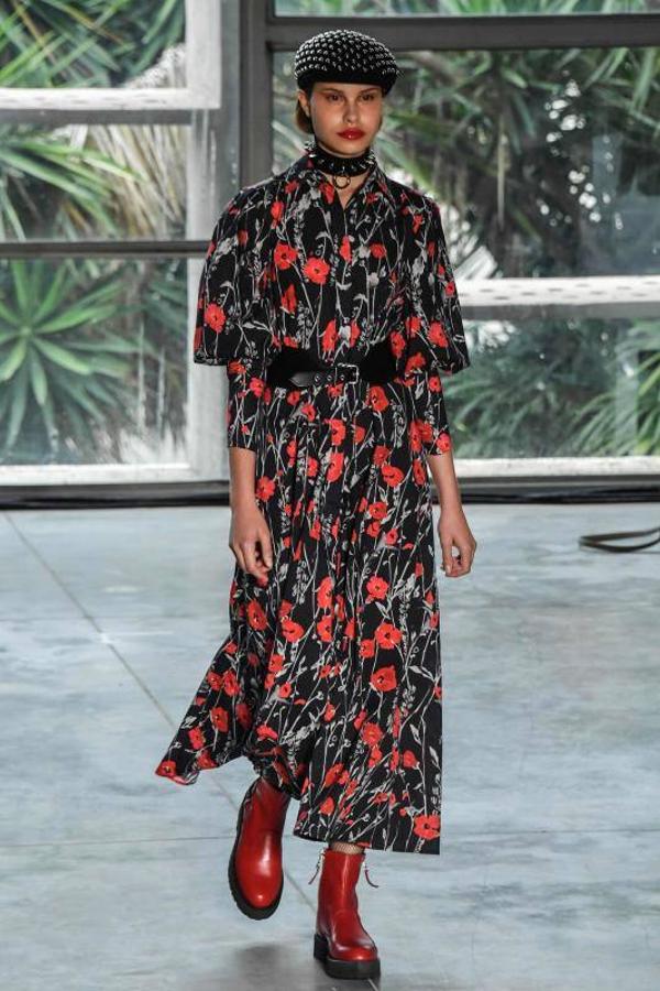 La 48ª semana de la moda de Sao Paulo ha dado el pistoletazo de salida con uno de sus desfiles más reivindicativos, en el que ha triunfado la moda vaquera, las prendas sobrepuestas, la mezcla de lo moderno, lo clásico, sport y lo atrevido. Pero sobre todo, la reivindicación por una moda sostenible y respetuosa con el medio ambiente