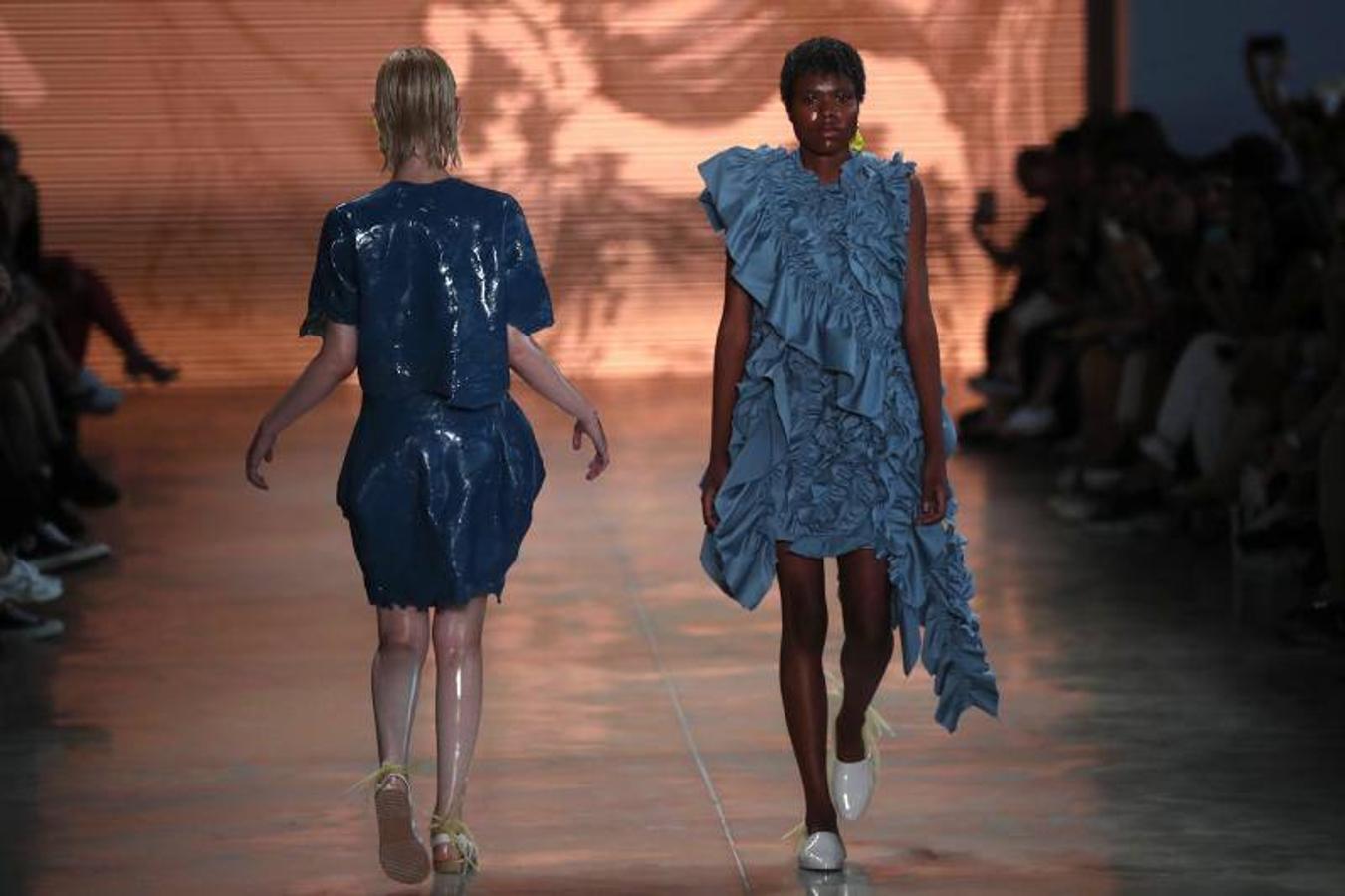 La 48ª semana de la moda de Sao Paulo ha dado el pistoletazo de salida con uno de sus desfiles más reivindicativos, en el que ha triunfado la moda vaquera, las prendas sobrepuestas, la mezcla de lo moderno, lo clásico, sport y lo atrevido. Pero sobre todo, la reivindicación por una moda sostenible y respetuosa con el medio ambiente