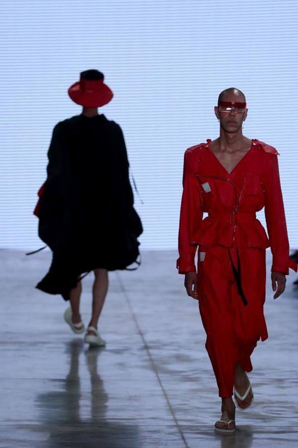 La 48ª semana de la moda de Sao Paulo ha dado el pistoletazo de salida con uno de sus desfiles más reivindicativos, en el que ha triunfado la moda vaquera, las prendas sobrepuestas, la mezcla de lo moderno, lo clásico, sport y lo atrevido. Pero sobre todo, la reivindicación por una moda sostenible y respetuosa con el medio ambiente