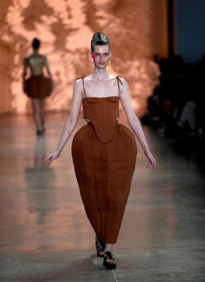 La 48ª semana de la moda de Sao Paulo ha dado el pistoletazo de salida con uno de sus desfiles más reivindicativos, en el que ha triunfado la moda vaquera, las prendas sobrepuestas, la mezcla de lo moderno, lo clásico, sport y lo atrevido. Pero sobre todo, la reivindicación por una moda sostenible y respetuosa con el medio ambiente