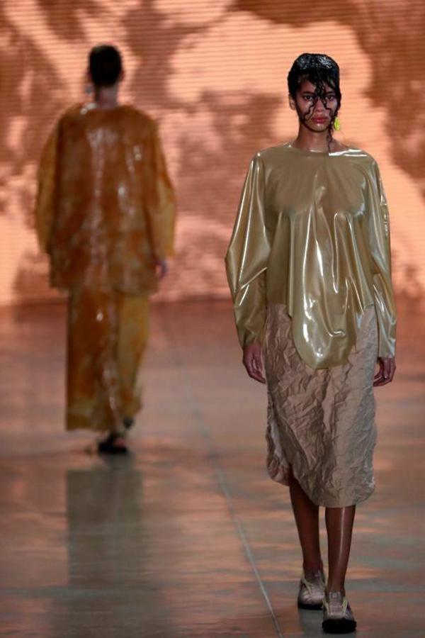 La 48ª semana de la moda de Sao Paulo ha dado el pistoletazo de salida con uno de sus desfiles más reivindicativos, en el que ha triunfado la moda vaquera, las prendas sobrepuestas, la mezcla de lo moderno, lo clásico, sport y lo atrevido. Pero sobre todo, la reivindicación por una moda sostenible y respetuosa con el medio ambiente